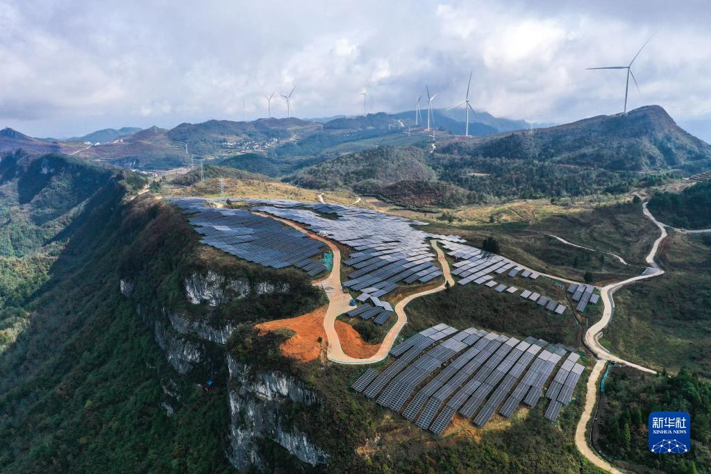 这是11月16日拍摄的贵州省石阡县顶董坡风电光伏项目（无人机照片）。