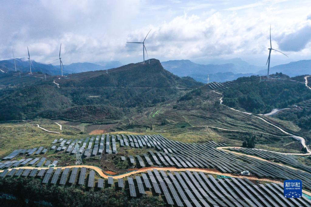 这是11月16日拍摄的贵州省石阡县顶董坡风电光伏项目（无人机照片）。
