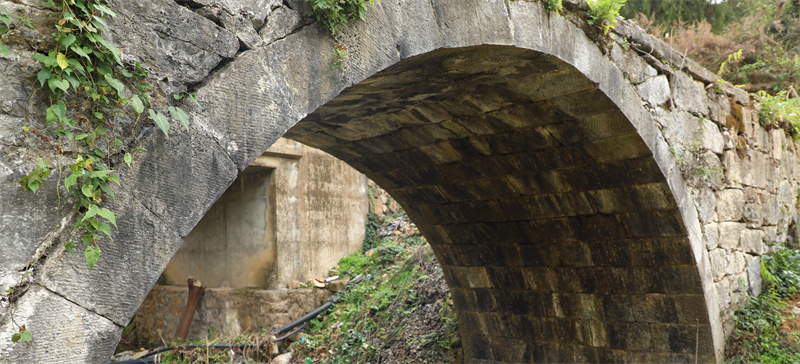 杨家寨古石拱桥，位于字库塔西100米处，名深溪桥，拱桥长25米，高6米，宽3.6米。因两岸都属滑坡地带，在修建石拱桥的同时，两岸都修造近200米笔直石梯，超过寨沿。石拱桥规模在当时历史背景下，在整个乐