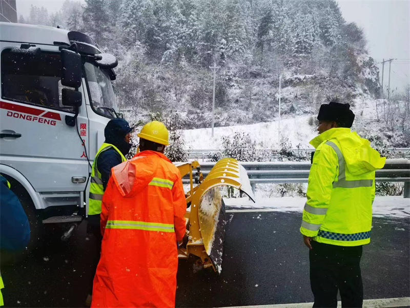 贵州省交通执法六支队五大队在玉石高速进行融雪除冰作业。