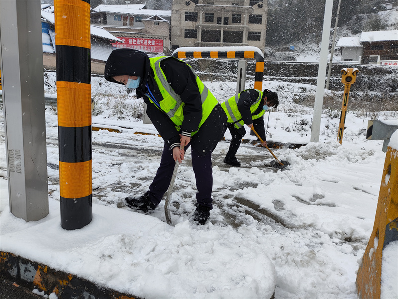 石阡县安江高速佛顶山西收费站工作人员正在除雪。