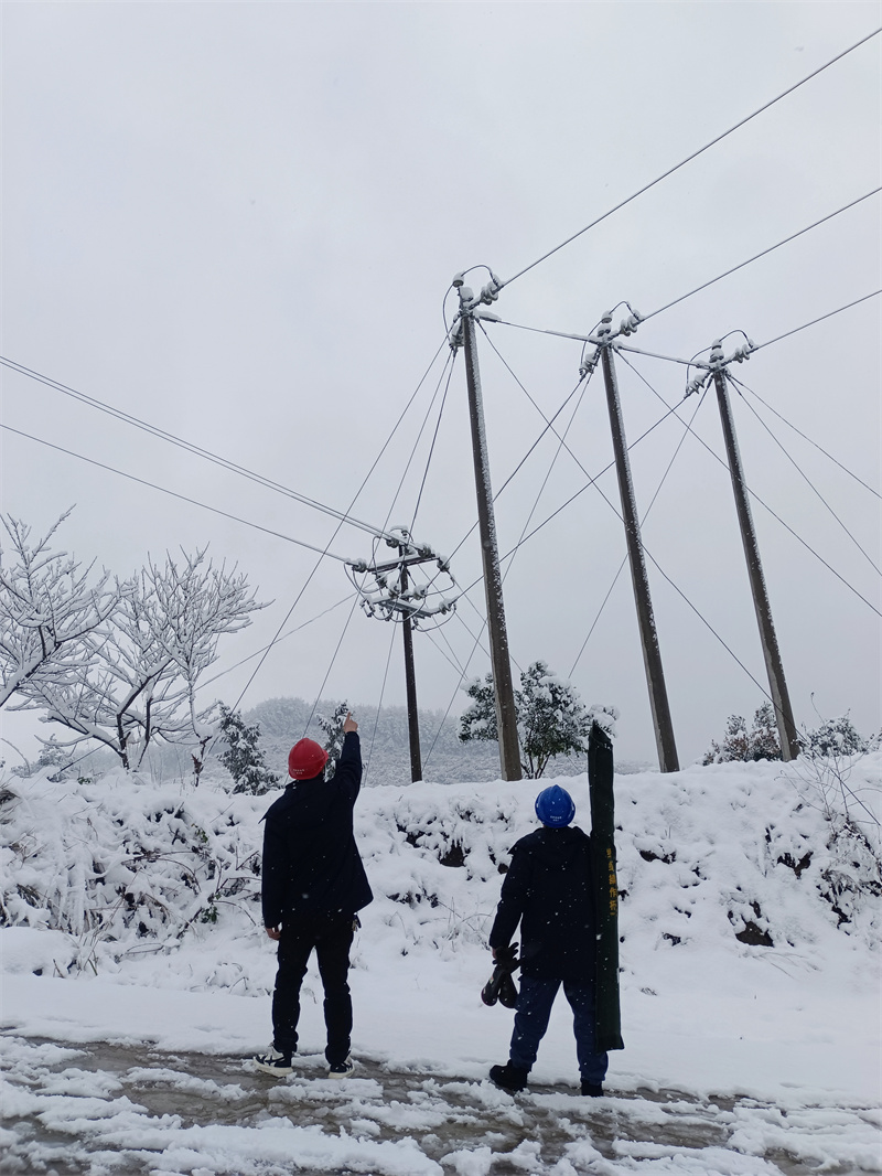 1 月 22 日， 石阡供电局巡线人员对甘溪乡供电线路设备开展巡视测温，全力保障群众用电安全。