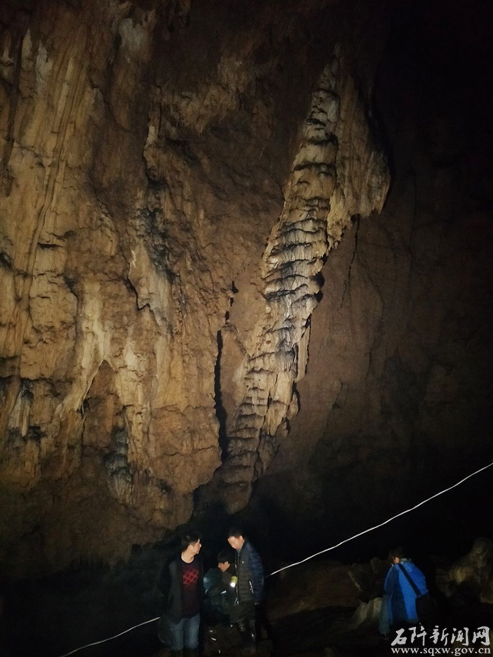 洞中峡谷峭壁